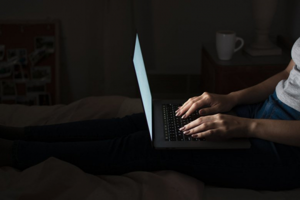 Россиянам объяснили, почему зимой не стоит сидеть вечером в темной комнате перед экраном